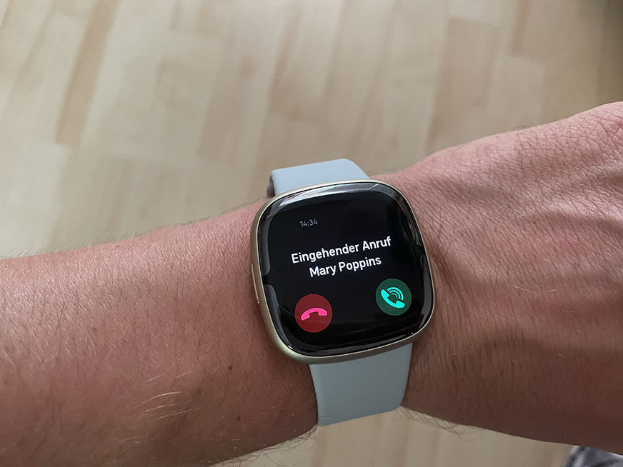 Man sieht einen eingehenden Anruf auf der Fitbit Sense 2. 